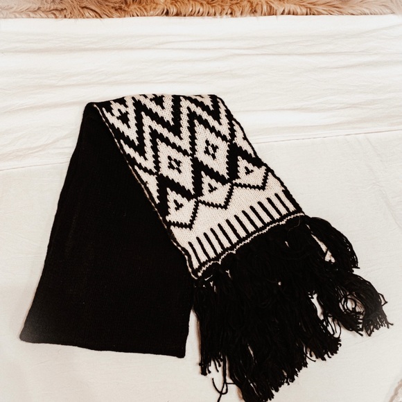 NWT Scarf & Mitten Set - Picture 3 of 4